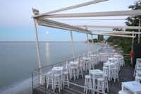 Camping Olympos Beach - Restaurant Terrasse mit Blick auf das Meer