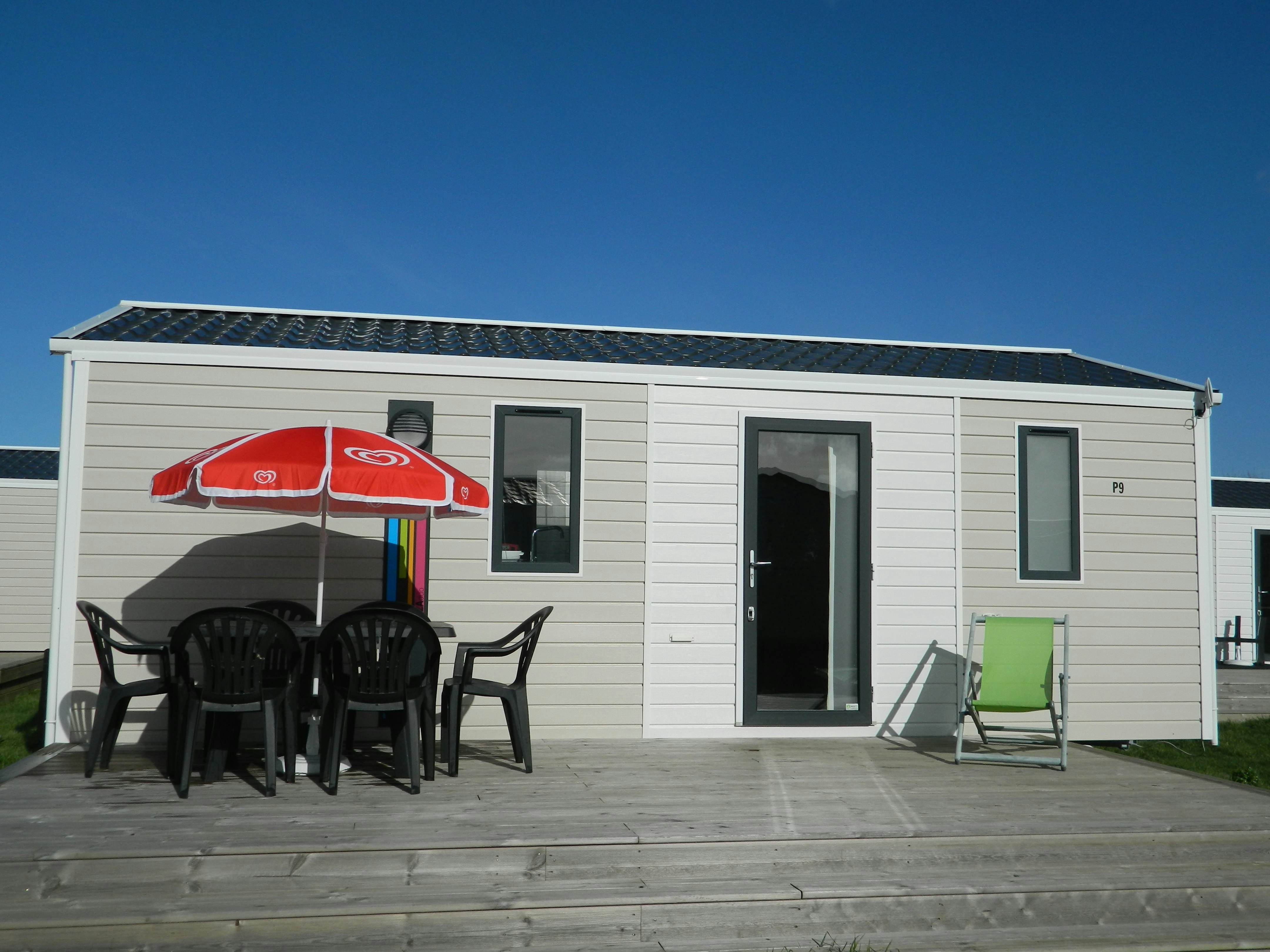 Flower Camping Omaha Beach  - Mobilheim mit Terrasse auf dem Campingplatz