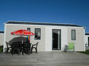 Flower Camping Omaha Beach - Mobilheim mit Terrasse auf dem Campingplatz