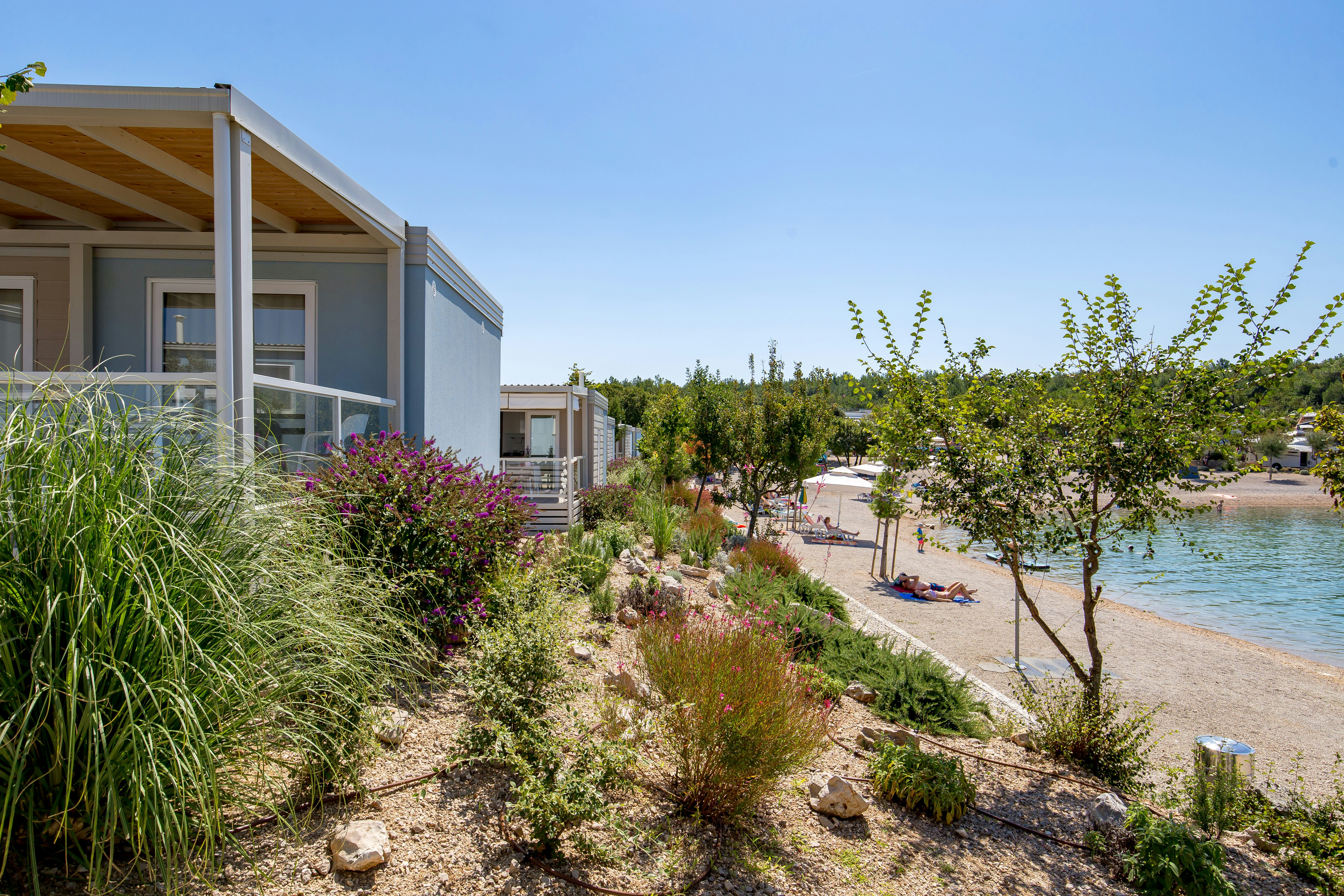 Camping Omišalj  -  Mobilheime mit Veranden vom Campingplatz am Strand