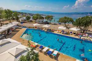 Camping Omišalj - Luftaufnahme des Freibades auf dem Campingplatz