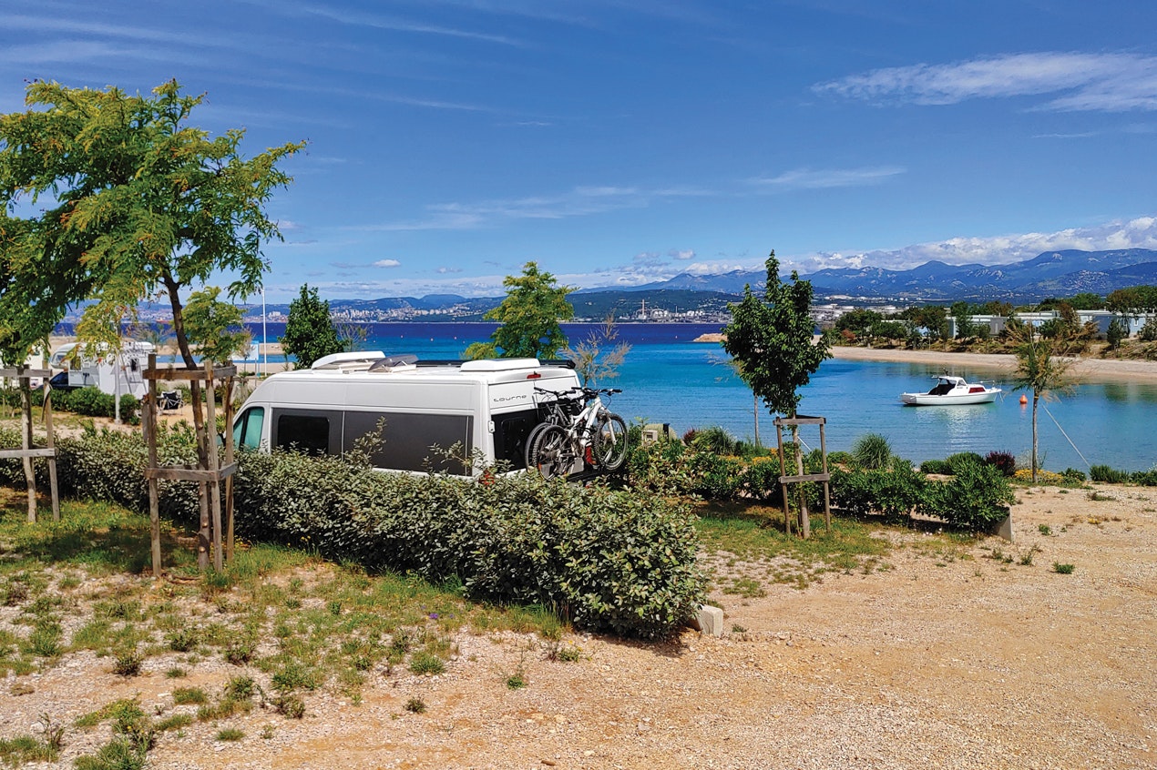 Camping Omišalj - Stellplätze am Wasser