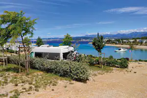 Camping Omišalj - Stellplätze am Wasser