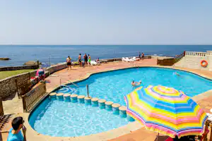 Camping O'Muiño - Freibad mit Blick auf das Meer