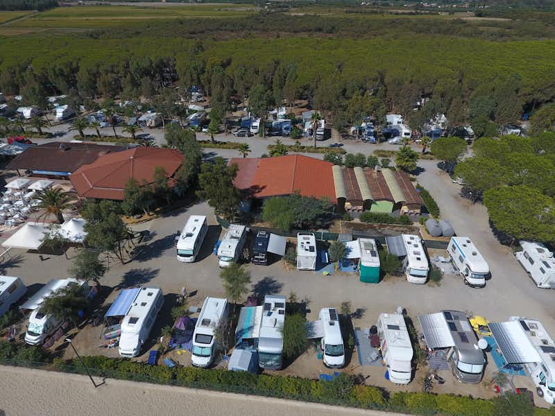 Camping Onda Azzurra  - mit Blick auf die Wohnmobilstellplätze und die Sanitäranlage aus der Vogelperspektive