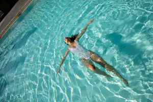 Camping Sandaya Ondres Plage - Camperin im Pool auf dem Campingplatz