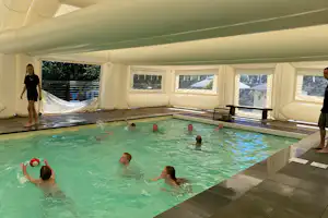 Camping Oos Heem - Gäste im Hallenbad