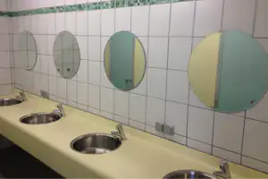 Camping Oos Heem - Sanitärgebäude mit Waschbecken, Spiegel