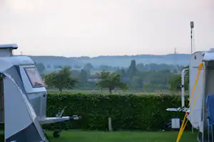 Camping Op Gen Beukelskoel - Wohnmobil- und Wohnwagenstandplätze auf der Wiese