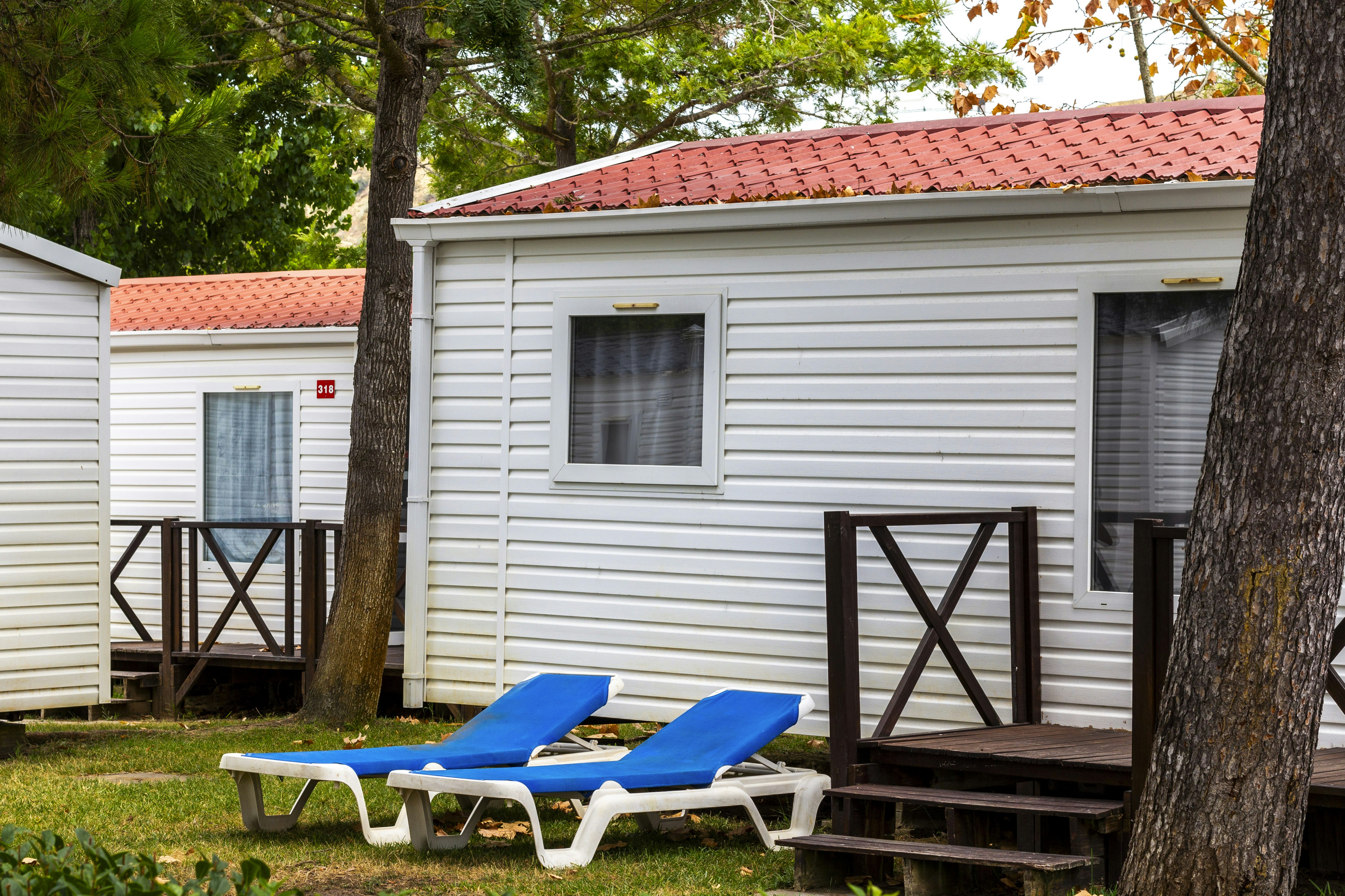 Camping ORBITUR Costa de Caparica  Camping ORBITUR Costa da Caparica  - Mobilheim mit Terrasse und Liegestühlen auf dem Campingplatz