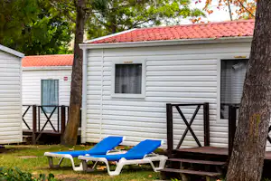 Camping ORBITUR Costa de Caparica Camping ORBITUR Costa da Caparica - Mobilheim mit Terrasse und Liegestühlen auf dem Campingplatz