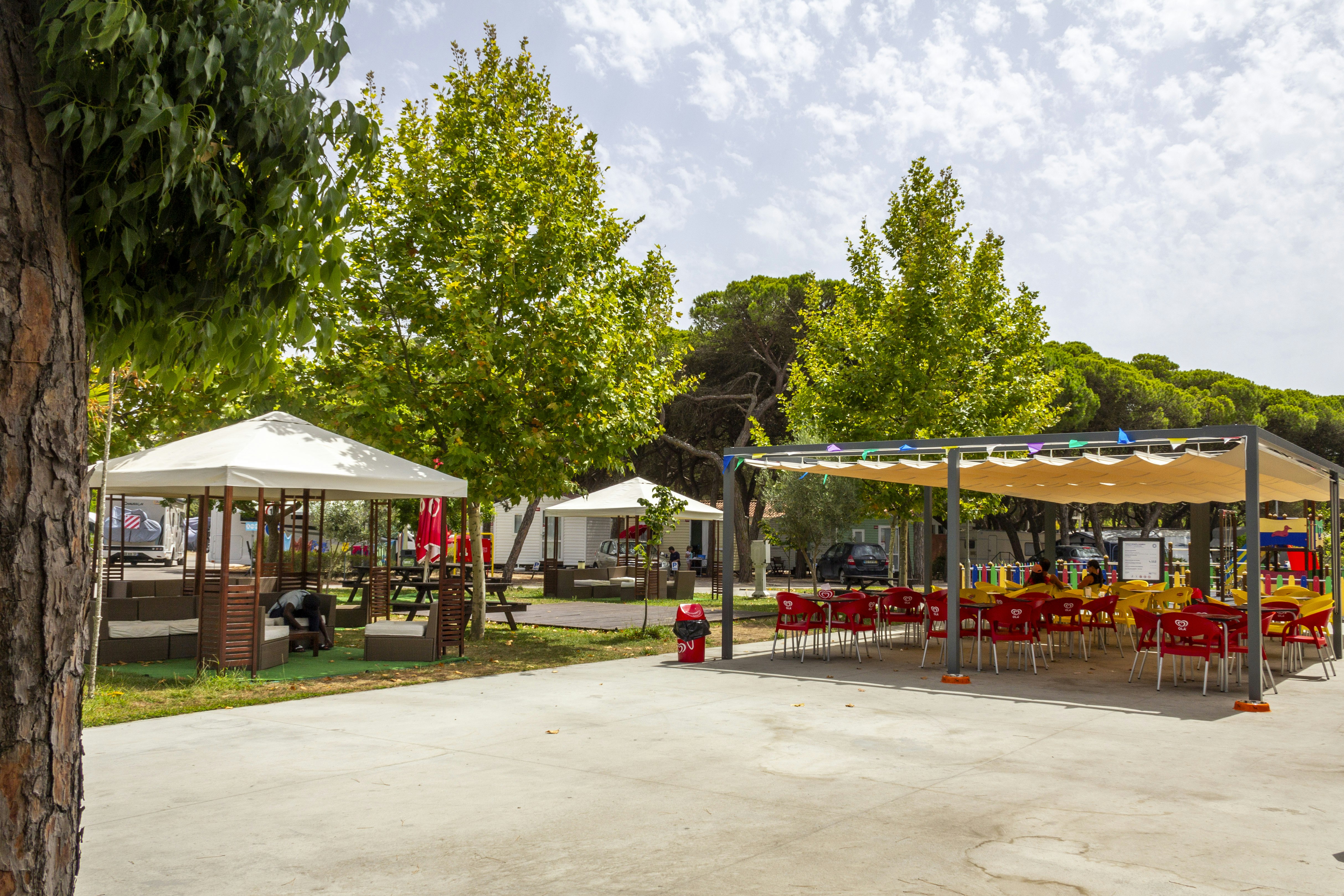 Camping ORBITUR Costa de Caparica  Camping ORBITUR Costa da Caparica  - Restaurant mit Terrasse auf dem Campingplatz