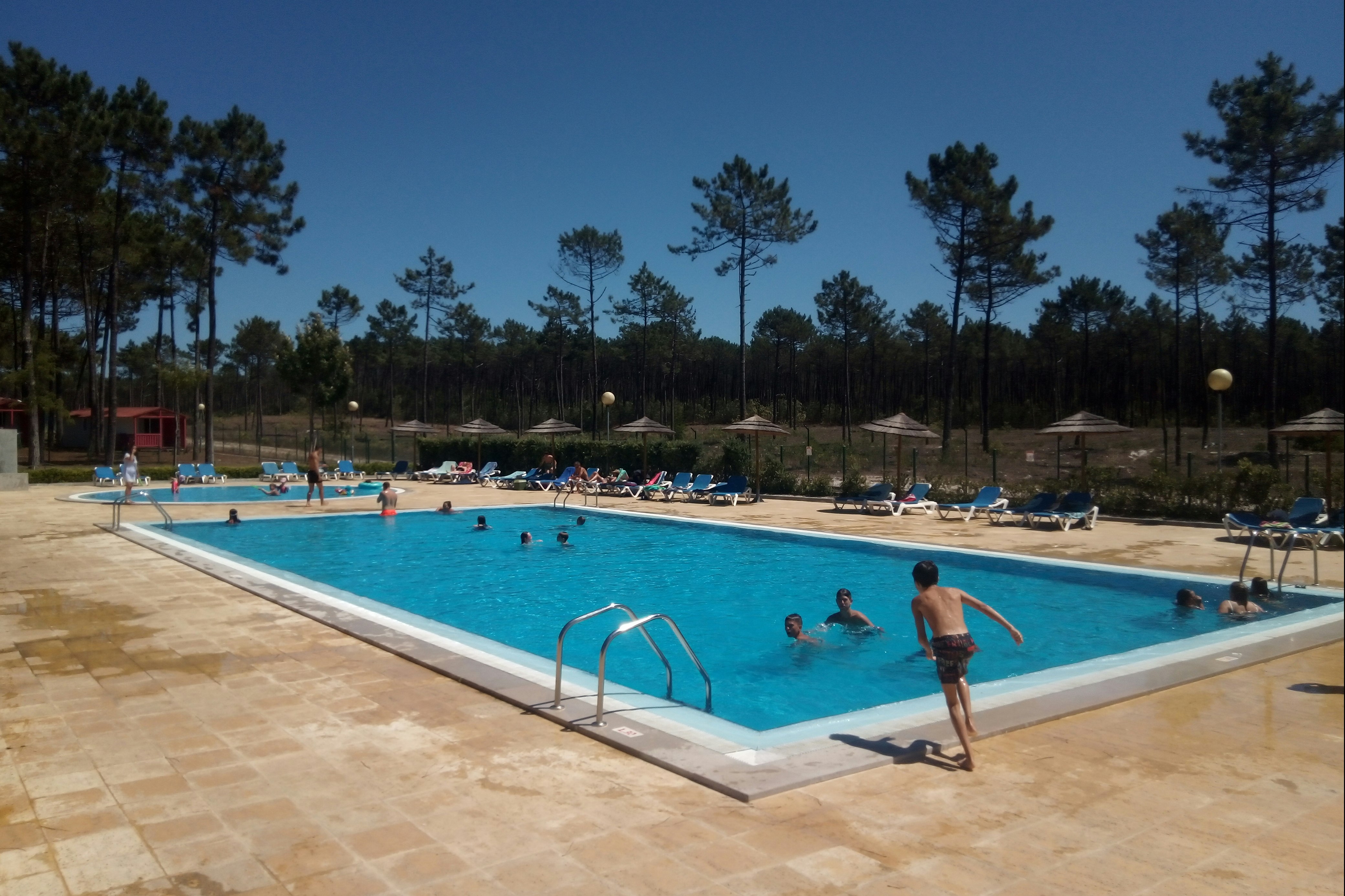 Camping ORBITUR Vagueira  - Pool im Freien mit Liegestühlen und Sonnenschirmen