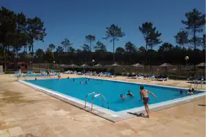 Camping ORBITUR Vagueira - Pool im Freien mit Liegestühlen und Sonnenschirmen
