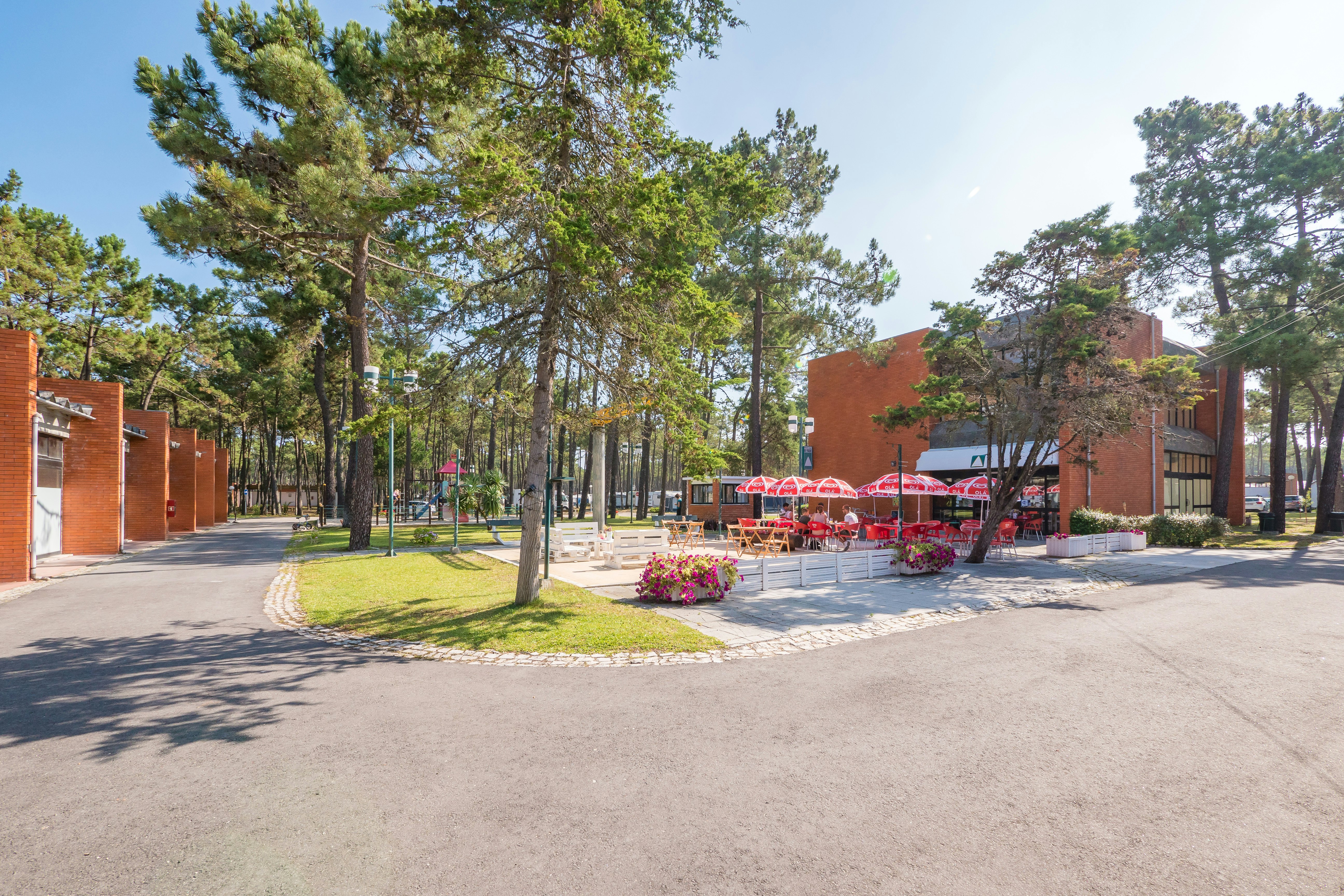 Camping ORBITUR Vagueira  - Restaurant mit Terrasse auf dem Campingplatz