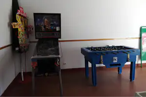 Camping ORBITUR Valado - Spielraum auf dem Campingplatz mit Tischkicker und Pinball Maschine