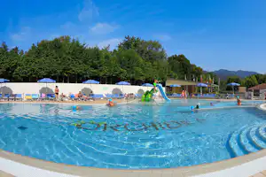 Camping Orchidea - Gäste liegen am Pool in der Sonne