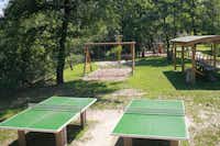 Camping Orchidea - Kinderspielplatz im Grünen mit Tischtennisplatten und Schaukel 