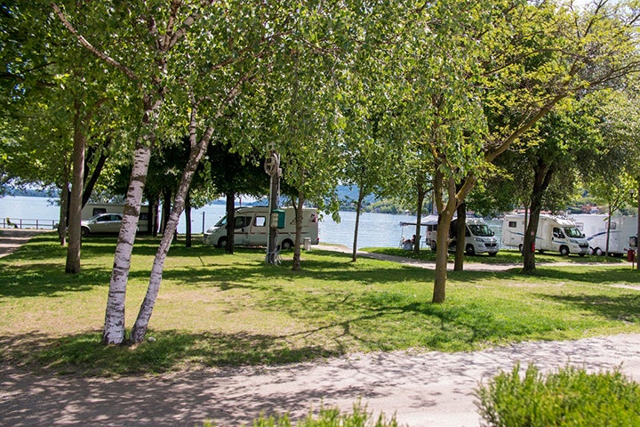 Camping Orchidea - Wohnwagenstellplätze im Schatten der Bäume mit Blick auf den Maggiore See