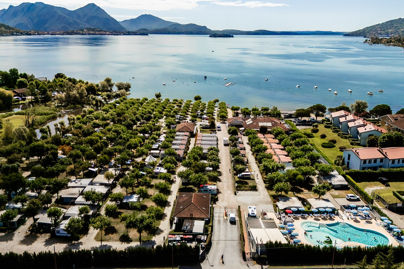 Camping Residence & Lodge Orchidea  - Luftaufnahme des Campingplatzes am Wasser