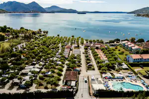 Camping Residence & Lodge Orchidea - Luftaufnahme des Campingplatzes am Wasser