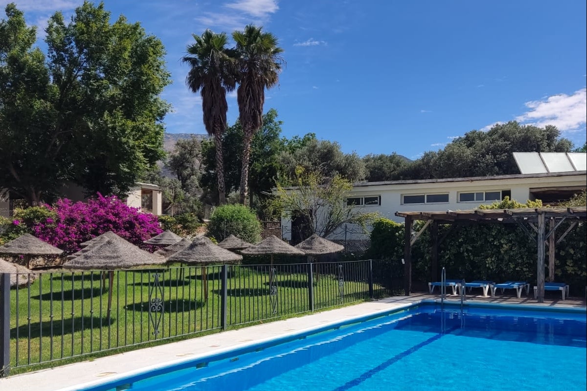 Camping Órgiva  - Pool im Freien mit Liegestühlen und Sonnenschirmen