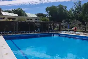 Camping Órgiva - Blick auf das Freibad des Campingplatzes