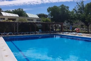 Camping Órgiva - Blick auf das Freibad des Campingplatzes