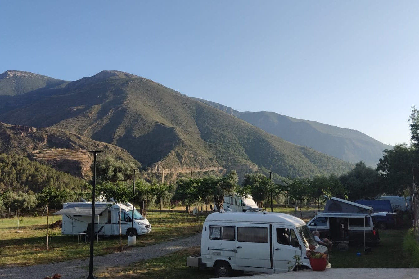 Camping Órgiva - Standplätze auf dem Campingplatz mit Bergen im Hintergrund