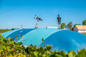 EuroParcs Poort van Maastricht - Hüpfburg auf dem Campingplatz