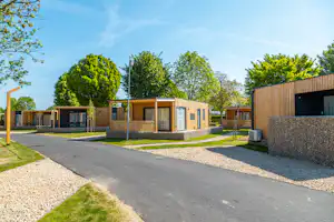 EuroParcs Poort van Maastricht - Mobilheime mit Terrasse auf dem Campingplatz