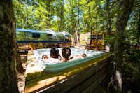 Camping Orlando in Chianti - Gäste entspannen in einem Whirlpool auf dem Campingplatz