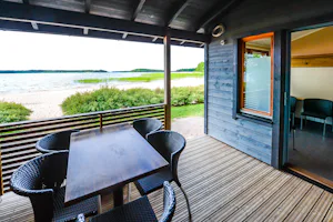 Camping Ormnäs - Mobilheim vom Campingplatz mit Veranda und direktem Zugang zum Meer