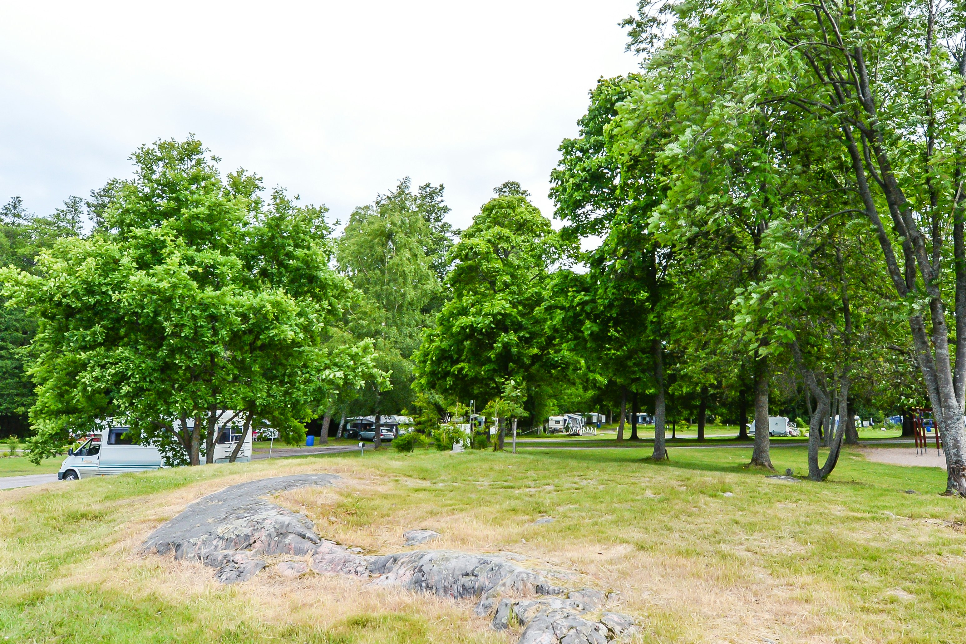 Camping Ormnäs  -  Wohnwagen- und Zeltstellplatz vom Campingplatz unter Bäumen