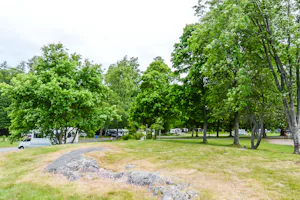 Camping Ormnäs - Wohnwagen- und Zeltstellplatz vom Campingplatz unter Bäumen