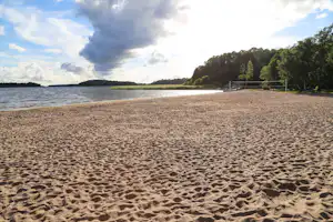 Camping Ormnäs - Strand und Beachvolleyball am Meer vom Campingplatz