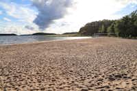 Camping Ormnäs  - Strand und Beachvolleyball am Meer vom Campingplatz