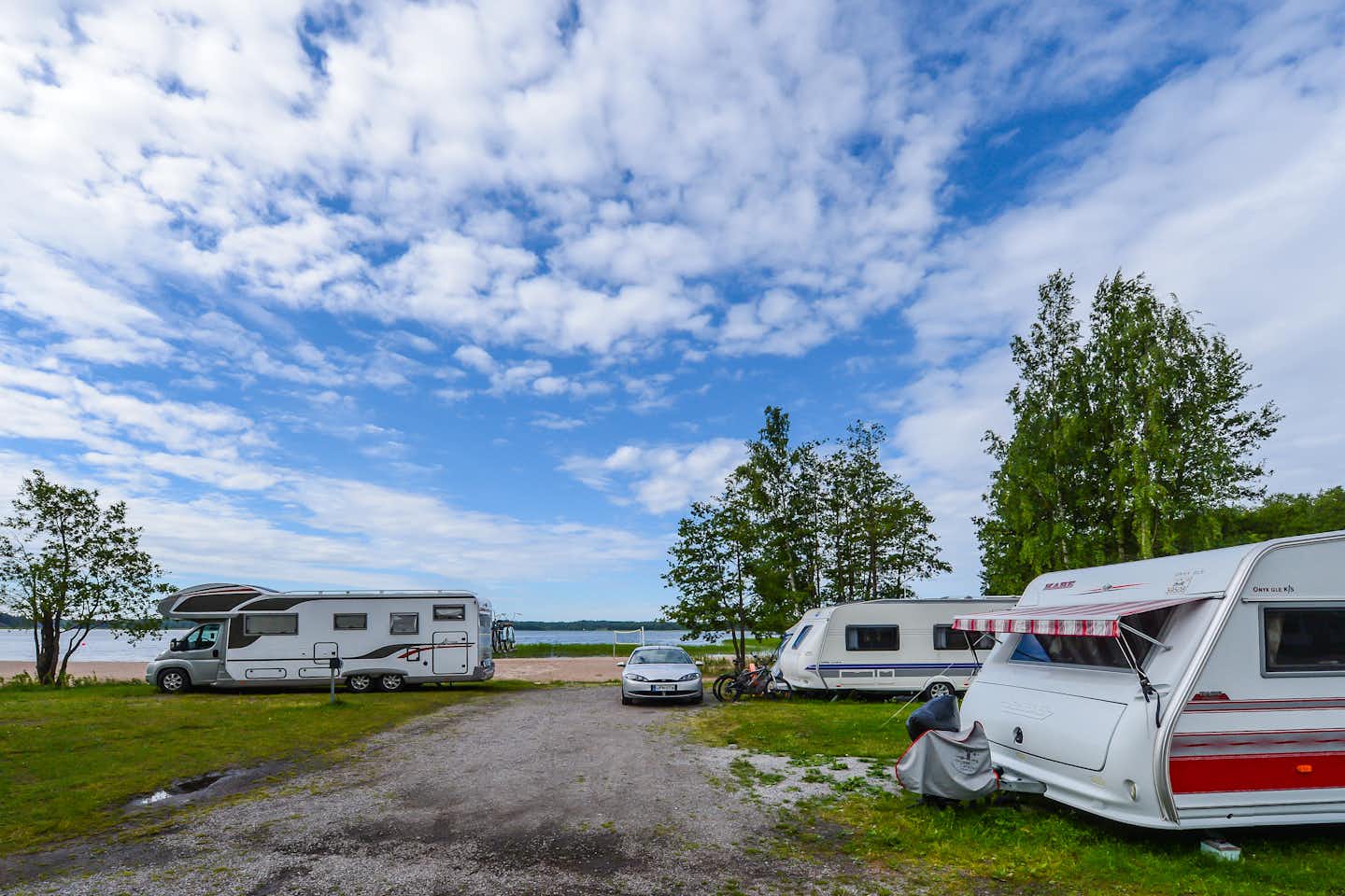 Camping Ormnäs - Wohnwagenstellplatz und Wohnmobilstellplatz vom Campingplatz mit Blick auf den Beachvolleyball Platz und das Meer