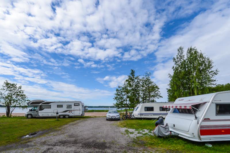 Camping Ormnäs - Wohnwagenstellplatz und Wohnmobilstellplatz vom Campingplatz mit Blick auf den Beachvolleyball Platz und das Meer
