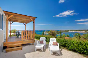 Camping Orsera - Mobilheim vom Campingplatz mit Veranda und mit Blick auf das Mittelmeer