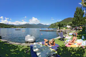 Camping Orta - Liegewiese und Anleger am Lago d´Orta