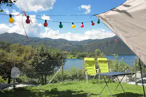 Camping Orta - Sitzgelegenheiten auf einem Stellplatz mit Blick auf den See