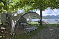Camping Orta - Wohnwagen und Zelt auf einem Stellplatz mit Blick auf den See