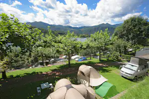 Camping Orta - Zelte und Campingbulli auf Stellplätzen im Grünen
