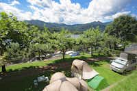 Camping Orta - Zelte und Campingbulli auf Stellplätzen im Grünen
