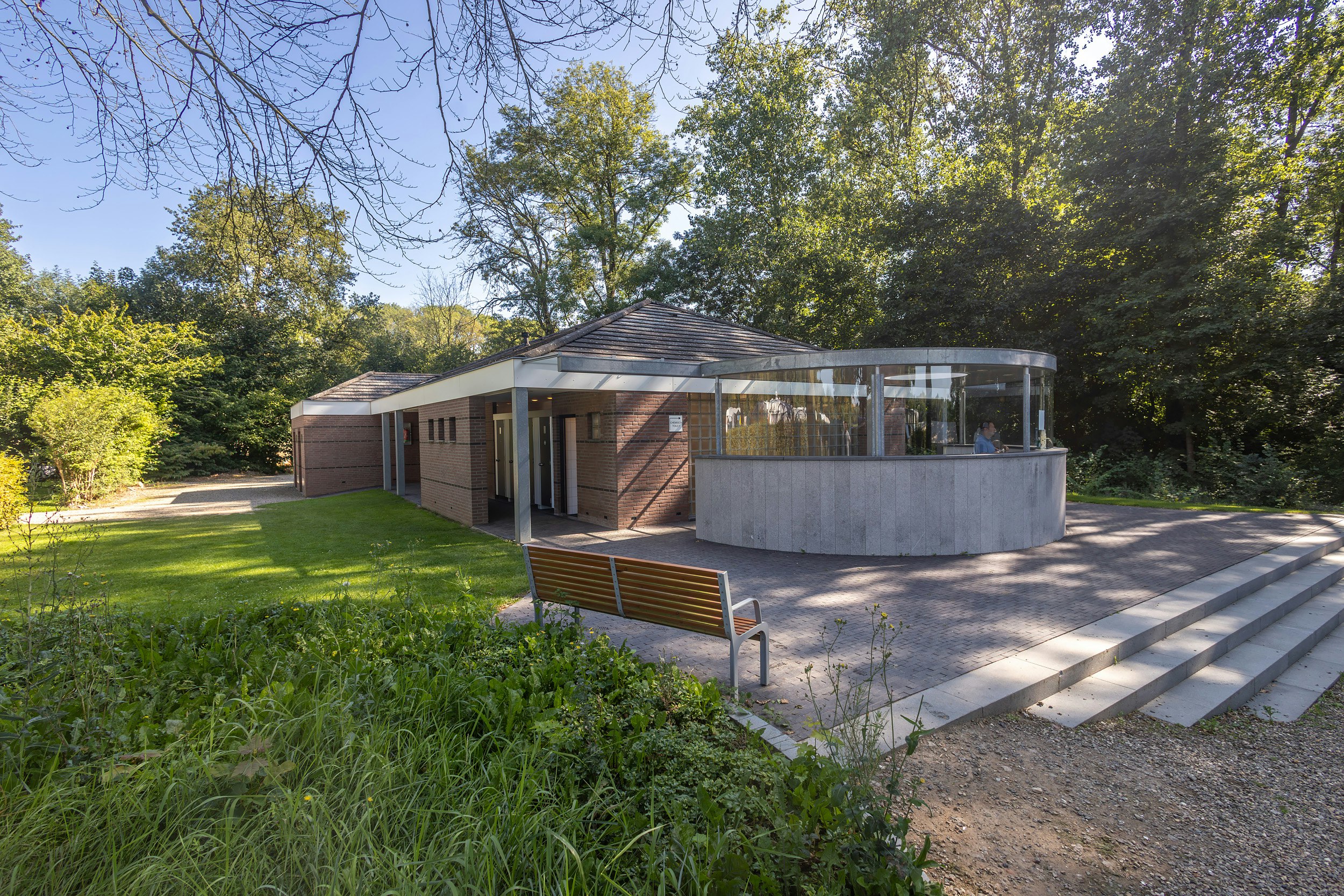 Terrassencamping Osebos  Camping Osebos - Blick auf das Sanitärgebäude auf dem Campingplatz