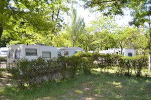 Camping Osuna - Wohnwagenstellplätze im Grunen auf dem Campingplatz