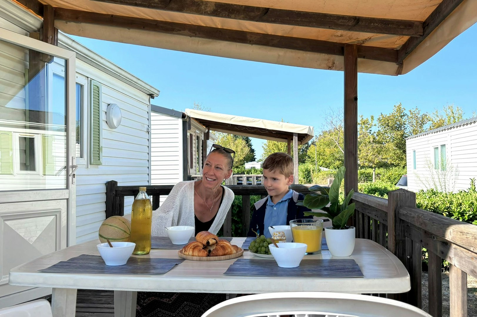 Camping Tikayan Oxygène  Camping Oxygène  - Mobilheim mit Terrasse auf dem Campingplatz