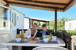 Camping Tikayan Oxygène Camping Oxygène - Mobilheim mit Terrasse auf dem Campingplatz