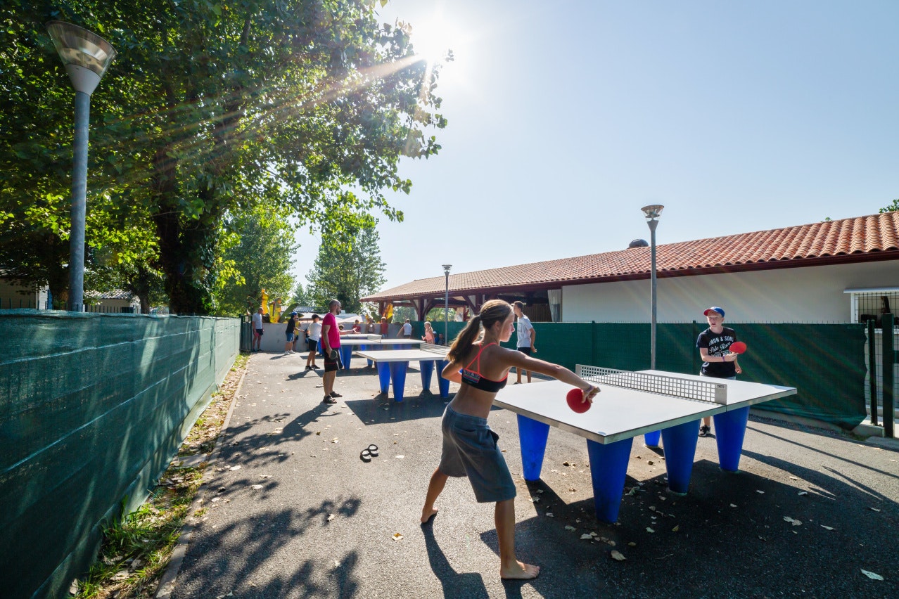Camping Oyam - Tischtennisplatte auf dem Campingplatz